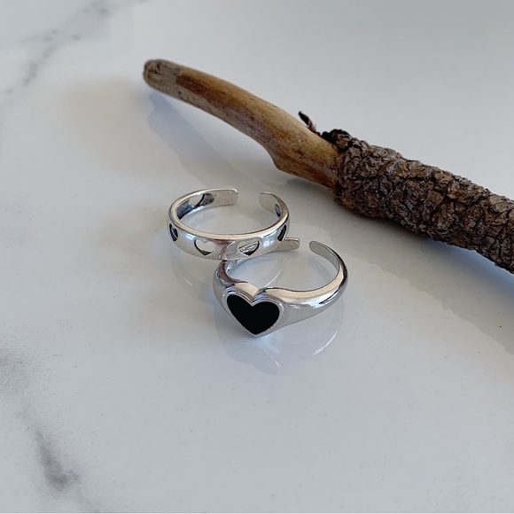 Black heart ring, heart ring, heart signet ring, stacking silver ring - Picture 6 of 7